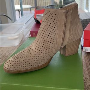 Earth Pineberry booties